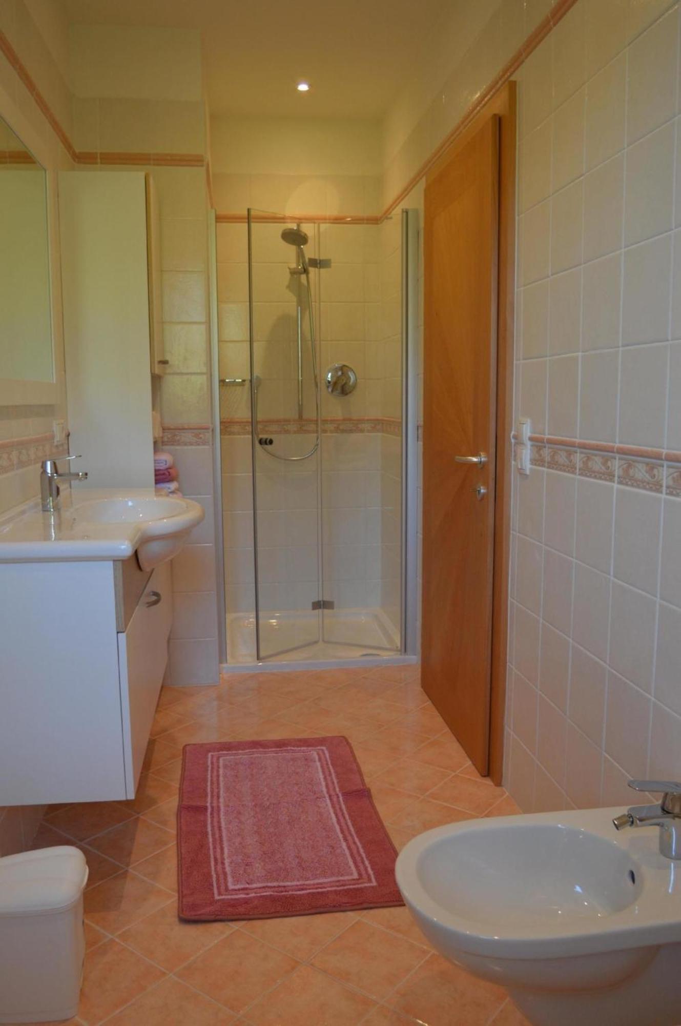 Moderne Mit Balkon Und Pool