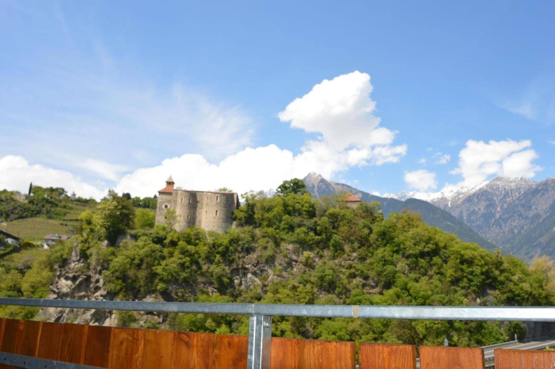 Moderne Mit Balkon Und Pool Appartamento Merano
